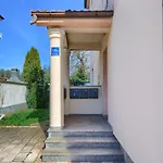 דירה Cozy With Private Parking