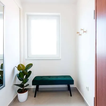 Apartman Cozy With Private Parking