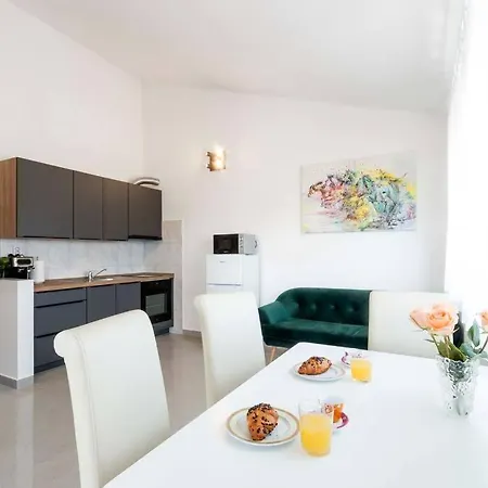 Cozy With Private Parking *