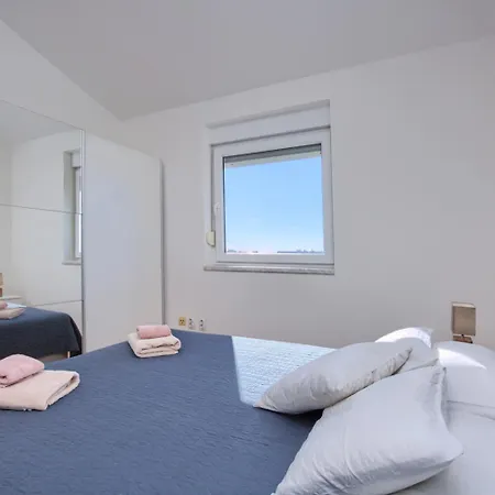 Cozy With Private Parking Apartman Medulin