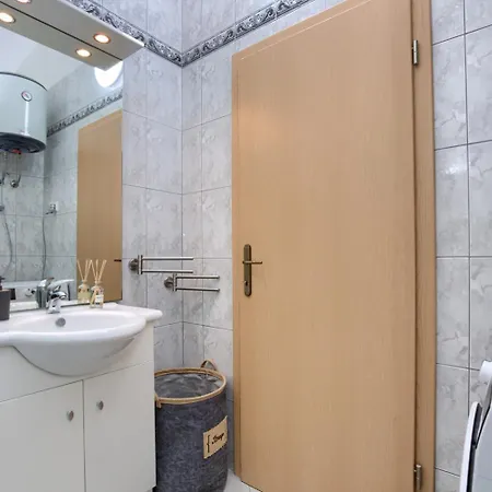 Apartman Cozy With Private Parking
