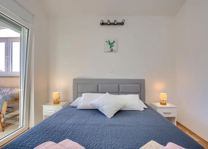 Cozy With Private Parking Apartmán