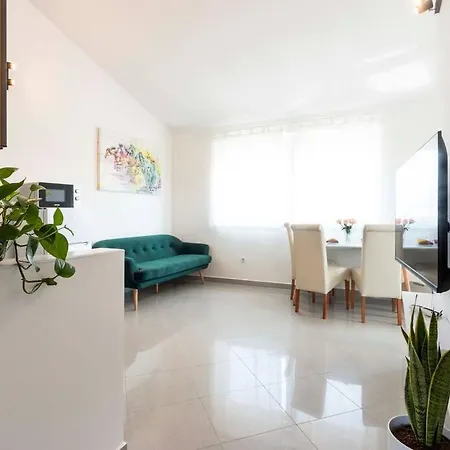 Apartment Cozy With Private Parking *