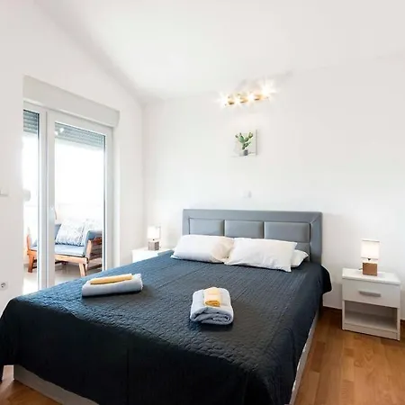 Cozy With Private Parking Apartment