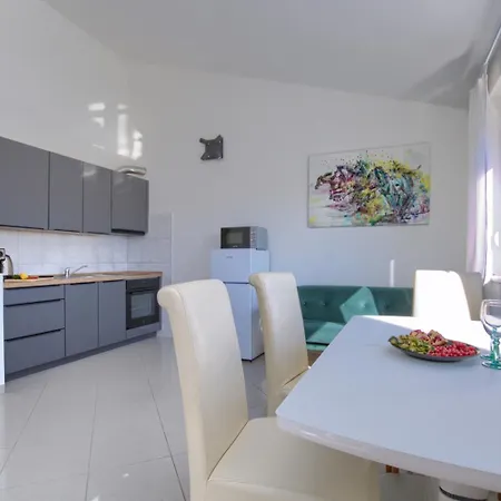 Διαμέρισμα Cozy With Private Parking